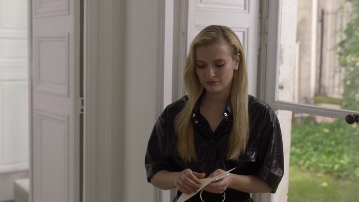 Emily_in_Paris_S02E04_WEBRip_x264-ION10_2124.jpg