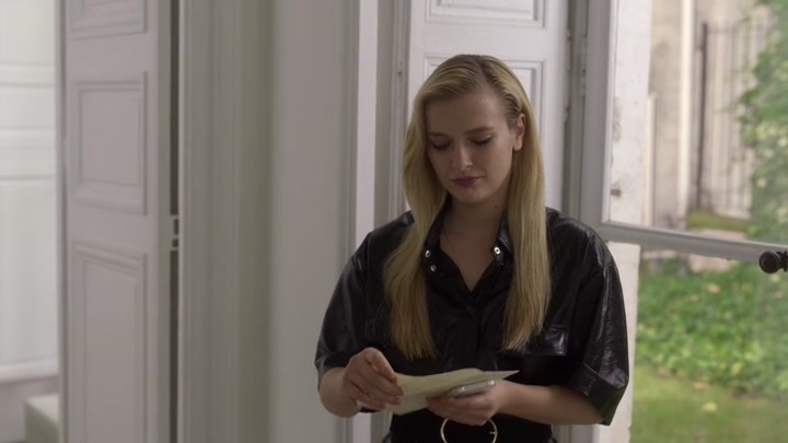 Emily_in_Paris_S02E04_WEBRip_x264-ION10_2125.jpg
