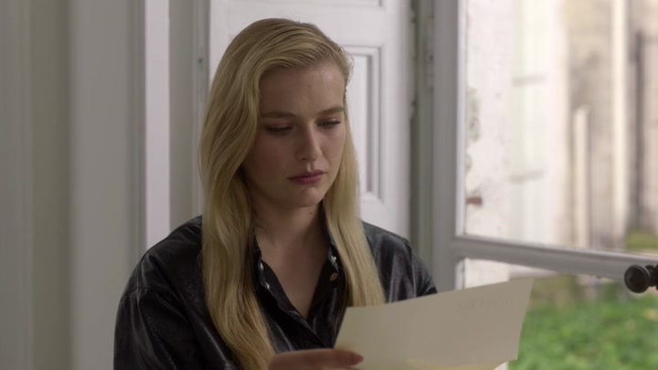 Emily_in_Paris_S02E04_WEBRip_x264-ION10_2132.jpg