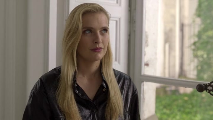 Emily_in_Paris_S02E04_WEBRip_x264-ION10_2199.jpg