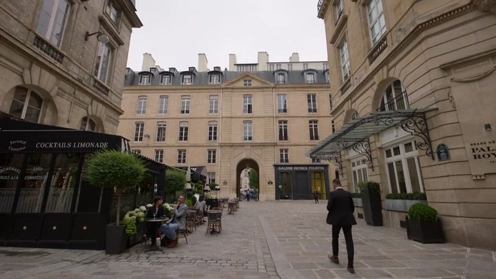 Emily_in_Paris_S02E04_WEBRip_x264-ION10_2207.jpg