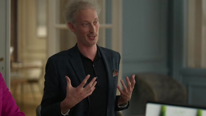 Emily_in_Paris_S02E04_WEBRip_x264-ION10_2244.jpg