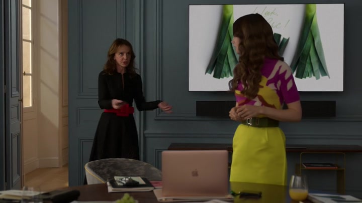 Emily_in_Paris_S02E04_WEBRip_x264-ION10_2268.jpg