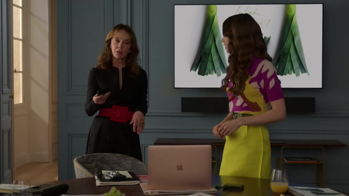 Emily_in_Paris_S02E04_WEBRip_x264-ION10_2348.jpg