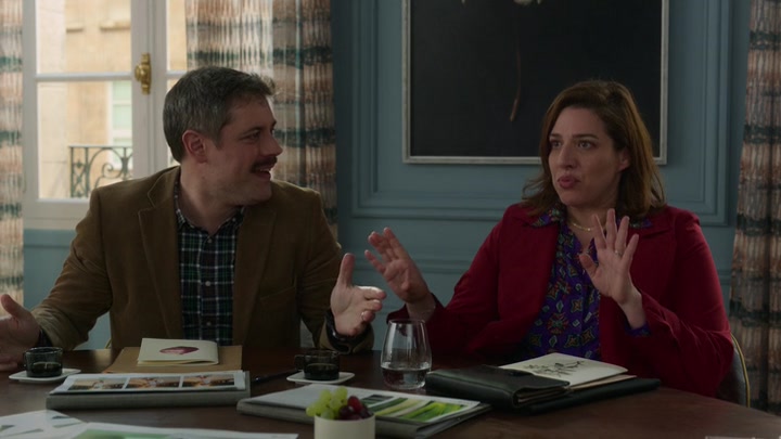 Emily_in_Paris_S02E04_WEBRip_x264-ION10_2375.jpg