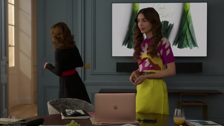 Emily_in_Paris_S02E04_WEBRip_x264-ION10_2388.jpg