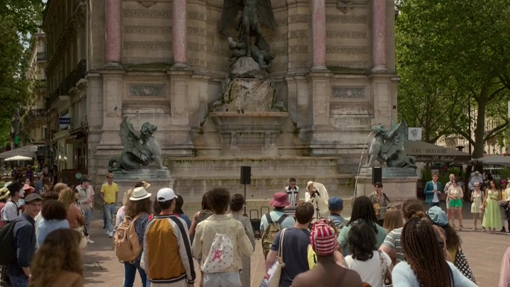 Emily_in_Paris_S02E04_WEBRip_x264-ION10_2399.jpg