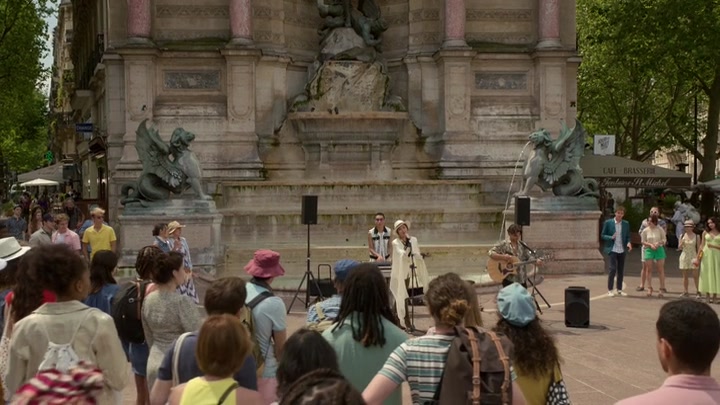 Emily_in_Paris_S02E04_WEBRip_x264-ION10_2404.jpg