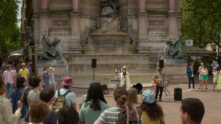 Emily_in_Paris_S02E04_WEBRip_x264-ION10_2405.jpg