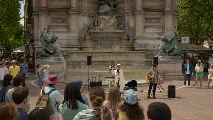 Emily_in_Paris_S02E04_WEBRip_x264-ION10_2406.jpg