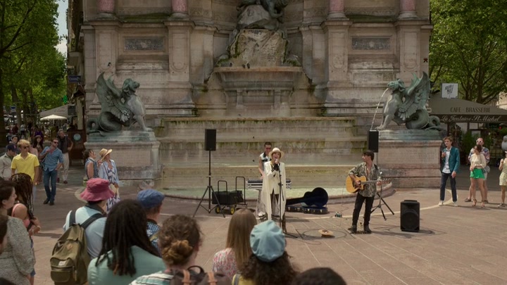 Emily_in_Paris_S02E04_WEBRip_x264-ION10_2407.jpg