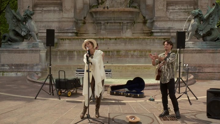 Emily_in_Paris_S02E04_WEBRip_x264-ION10_2420.jpg