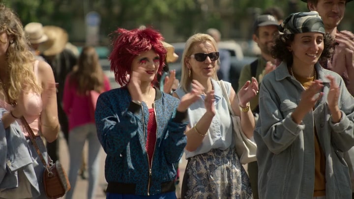 Emily_in_Paris_S02E04_WEBRip_x264-ION10_2425.jpg