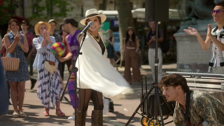 Emily_in_Paris_S02E04_WEBRip_x264-ION10_2430.jpg