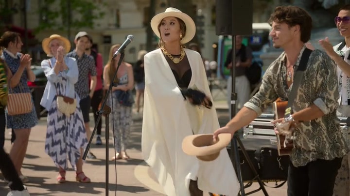 Emily_in_Paris_S02E04_WEBRip_x264-ION10_2432.jpg