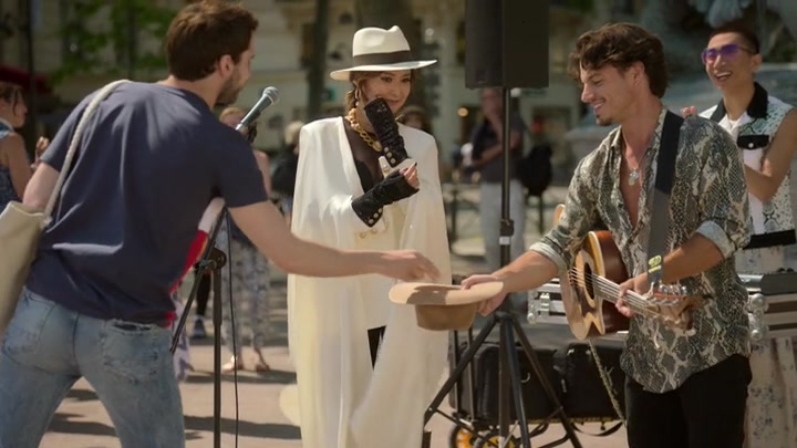 Emily_in_Paris_S02E04_WEBRip_x264-ION10_2434.jpg