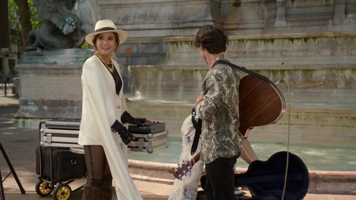 Emily_in_Paris_S02E04_WEBRip_x264-ION10_2441.jpg