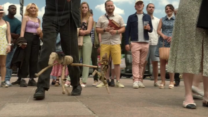 Emily_in_Paris_S02E04_WEBRip_x264-ION10_2443.jpg