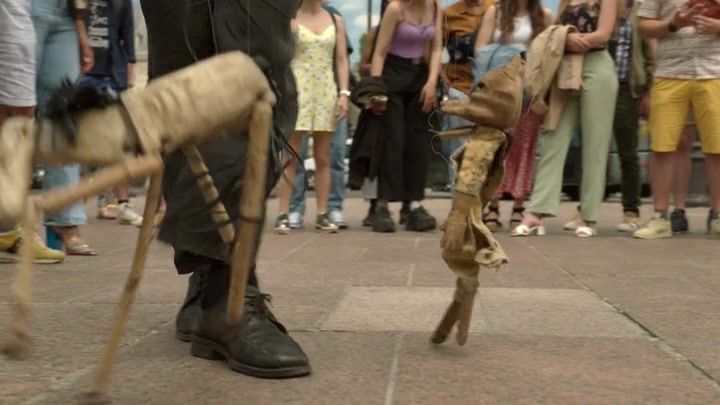 Emily_in_Paris_S02E04_WEBRip_x264-ION10_2446.jpg