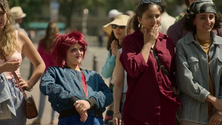 Emily_in_Paris_S02E04_WEBRip_x264-ION10_2447.jpg