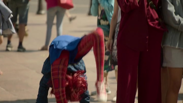 Emily_in_Paris_S02E04_WEBRip_x264-ION10_2449.jpg