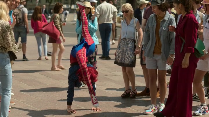 Emily_in_Paris_S02E04_WEBRip_x264-ION10_2451.jpg
