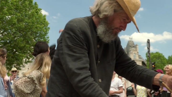 Emily_in_Paris_S02E04_WEBRip_x264-ION10_2455.jpg