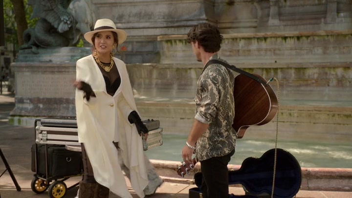 Emily_in_Paris_S02E04_WEBRip_x264-ION10_2458.jpg