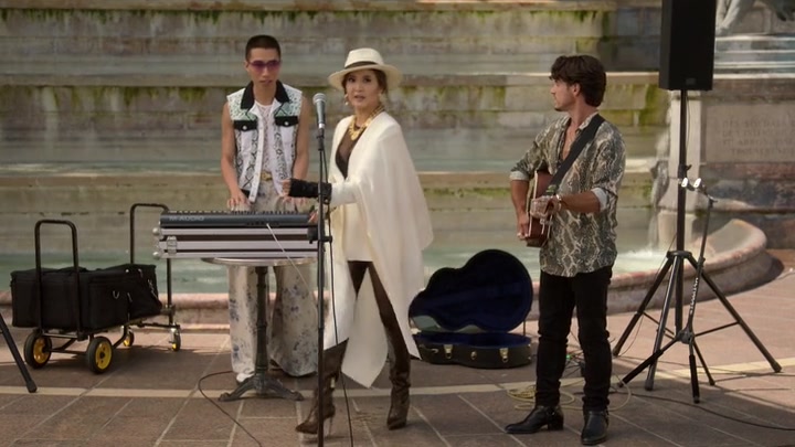 Emily_in_Paris_S02E04_WEBRip_x264-ION10_2468.jpg