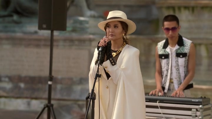 Emily_in_Paris_S02E04_WEBRip_x264-ION10_2473.jpg