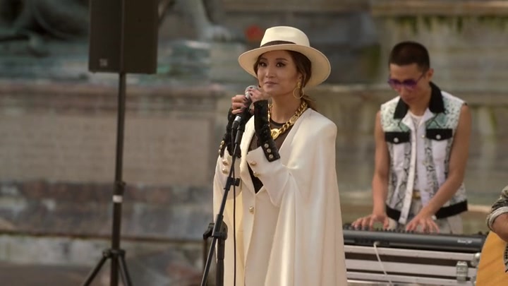 Emily_in_Paris_S02E04_WEBRip_x264-ION10_2475.jpg