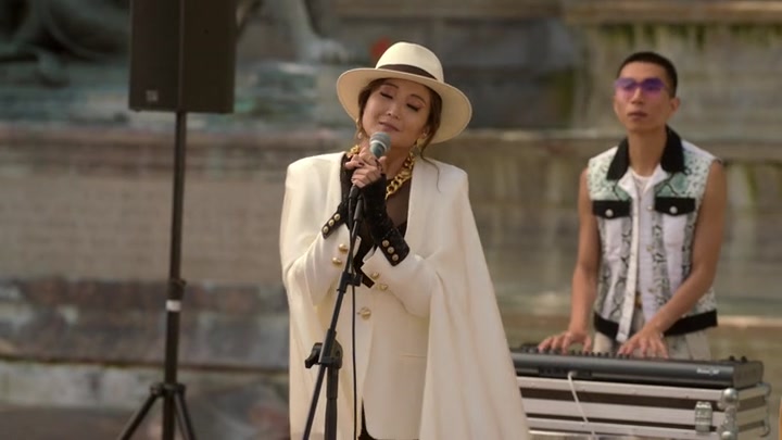 Emily_in_Paris_S02E04_WEBRip_x264-ION10_2476.jpg
