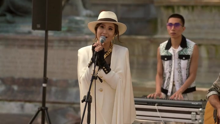 Emily_in_Paris_S02E04_WEBRip_x264-ION10_2478.jpg