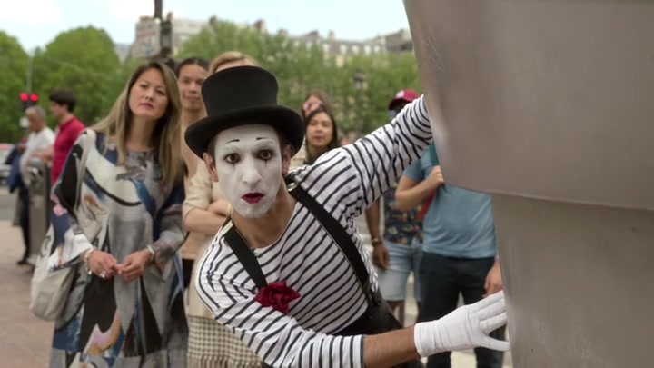 Emily_in_Paris_S02E04_WEBRip_x264-ION10_2481.jpg