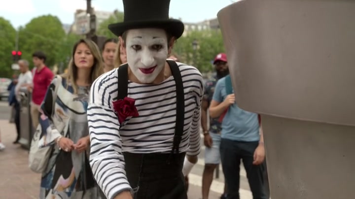 Emily_in_Paris_S02E04_WEBRip_x264-ION10_2484.jpg