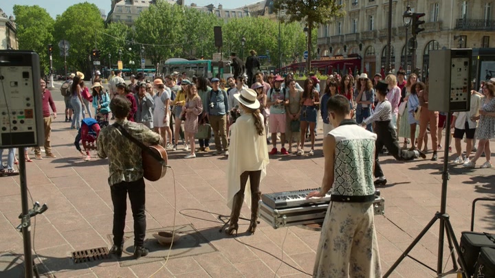 Emily_in_Paris_S02E04_WEBRip_x264-ION10_2486.jpg