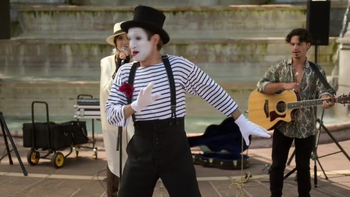 Emily_in_Paris_S02E04_WEBRip_x264-ION10_2492.jpg