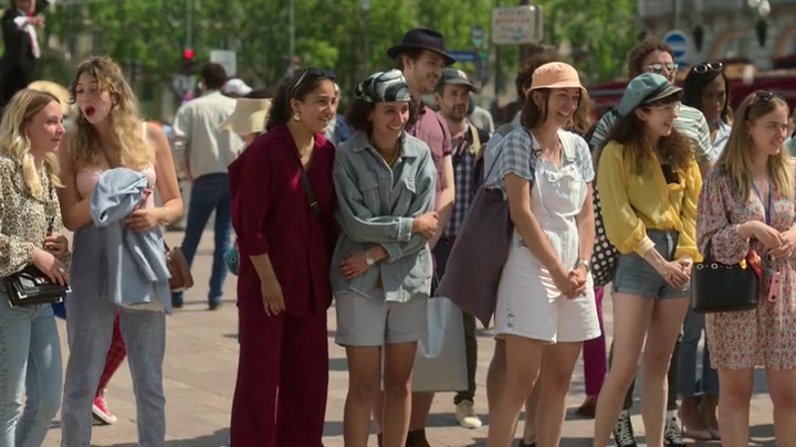 Emily_in_Paris_S02E04_WEBRip_x264-ION10_2498.jpg