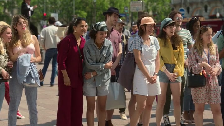 Emily_in_Paris_S02E04_WEBRip_x264-ION10_2499.jpg