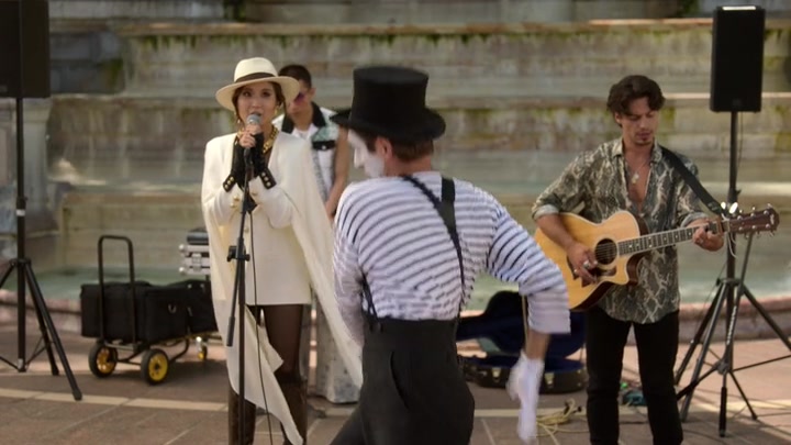Emily_in_Paris_S02E04_WEBRip_x264-ION10_2501.jpg