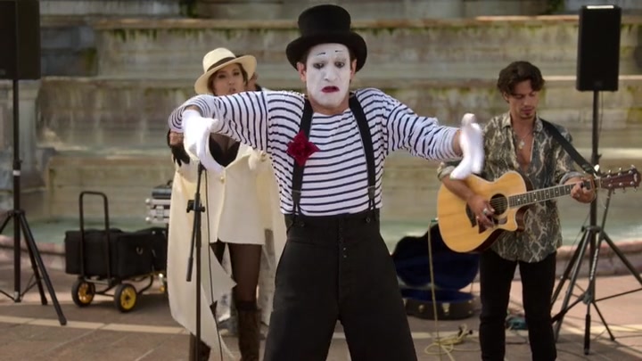 Emily_in_Paris_S02E04_WEBRip_x264-ION10_2502.jpg