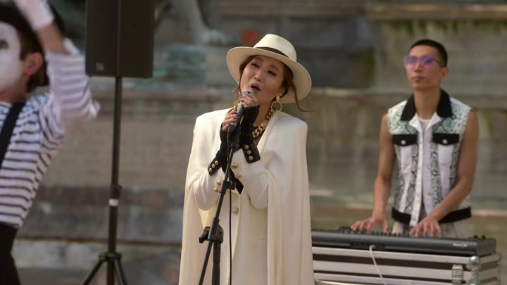 Emily_in_Paris_S02E04_WEBRip_x264-ION10_2511.jpg Emily_in_Paris_S02E04_WEBRip_x264-ION10_2511.jpg
