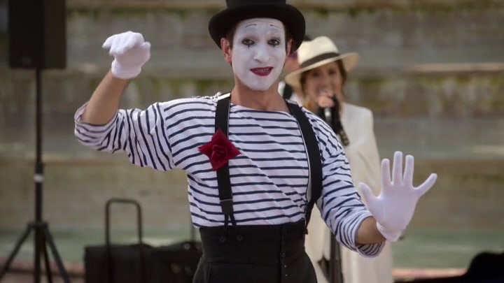 Emily_in_Paris_S02E04_WEBRip_x264-ION10_2519.jpg