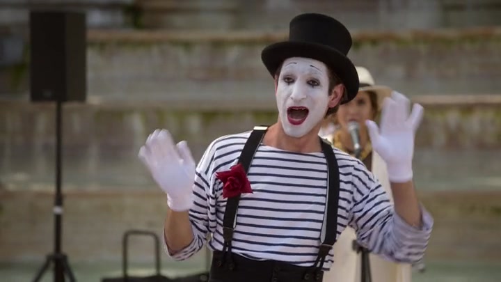 Emily_in_Paris_S02E04_WEBRip_x264-ION10_2523.jpg