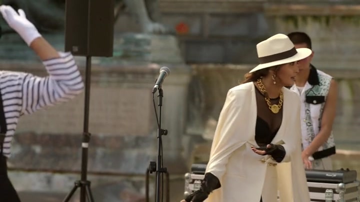 Emily_in_Paris_S02E04_WEBRip_x264-ION10_2531.jpg