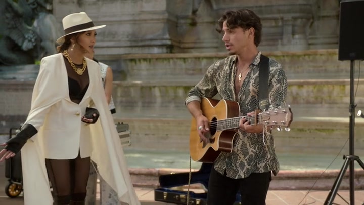 Emily_in_Paris_S02E04_WEBRip_x264-ION10_2532.jpg