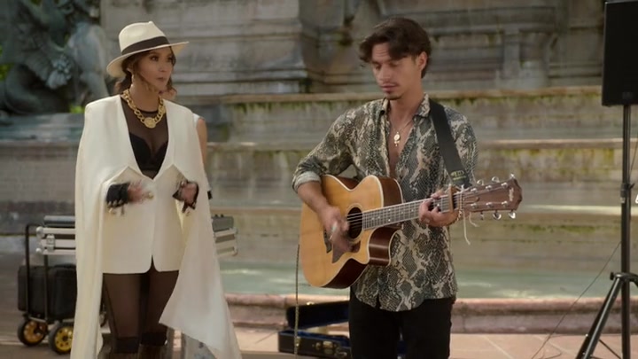 Emily_in_Paris_S02E04_WEBRip_x264-ION10_2533.jpg