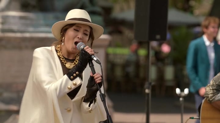 Emily_in_Paris_S02E04_WEBRip_x264-ION10_2539.jpg