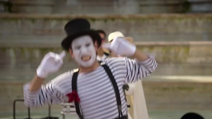 Emily_in_Paris_S02E04_WEBRip_x264-ION10_2541.jpg