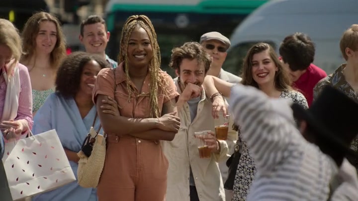 Emily_in_Paris_S02E04_WEBRip_x264-ION10_2546.jpg